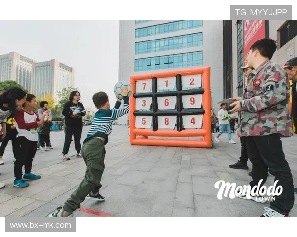 足球巨星挑战九宫格极限，笑点与技能齐飞引爆全场精彩瞬间